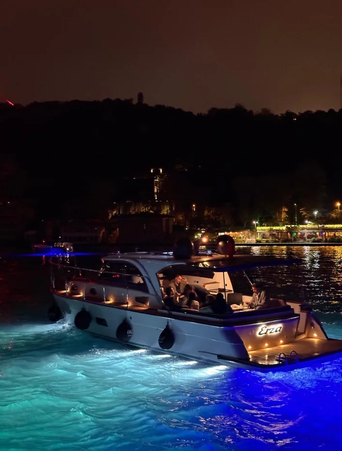 Gece denizde Erza yatının arka kısmı